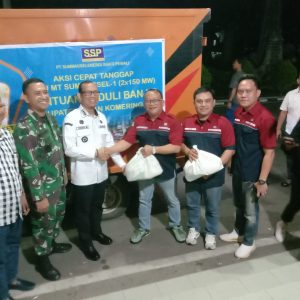 Direktur PT SSP (PLTU Keban Agung) Miftahur Rahman dan Manajer dan Humas Gunawan Ichsan memberikan bantuan kepada PJ Bupati OKU Teddy Meilwansyah SSTP MM MPd. Foto Kanalberita.id / Edo