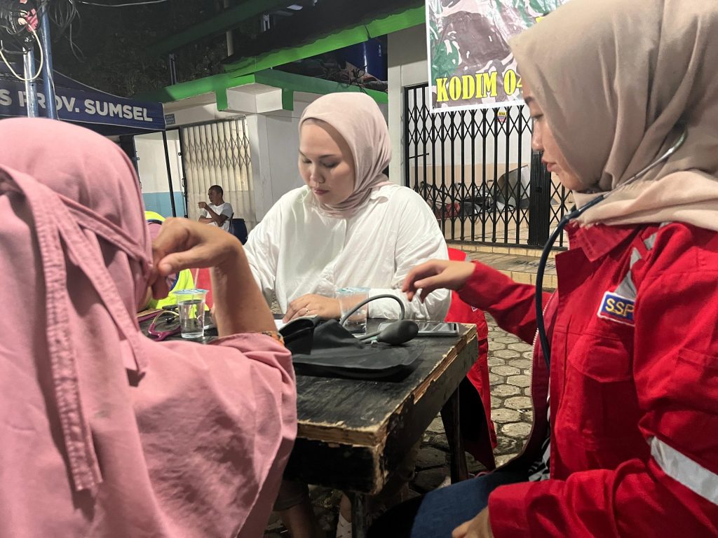 Dokter dan perawat dari PLTU Keban Agung melakukan pemeriksaan kesehatan di Desa Pusar Kecamatan Baturaja Barat. Kanalberita.id / Edo