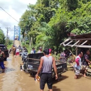 Sebanyak 560 tabung berisi gas dikirim ke daerah Terdampak Banjir di Kecamatan Kedaton Peninjauan Raya (KPR) khususnya Desa Sukapindah dan Desa Lubuk Kemiling yang masih terendam banjir. Foto dokumen Prokopim OKU