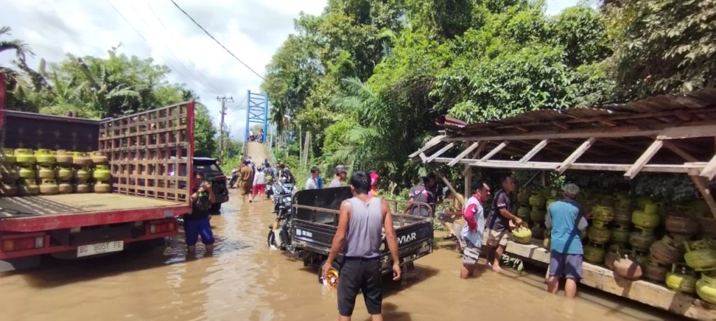 Sebanyak 560 tabung berisi gas dikirim ke daerah Terdampak Banjir di Kecamatan Kedaton Peninjauan Raya (KPR) khususnya Desa Sukapindah dan Desa Lubuk Kemiling yang masih terendam banjir. Foto dokumen Prokopim OKU