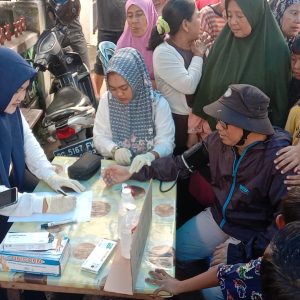 Pj Bupati OKU H Teddy Meilwansyah meninjau warga terdampak banjir. Kanalberita.id / Edo