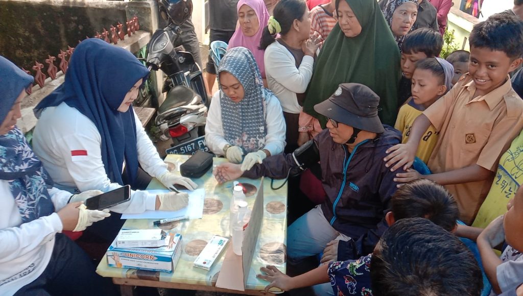 Pj Bupati OKU H Teddy Meilwansyah meninjau warga terdampak banjir. Kanalberita.id / Edo