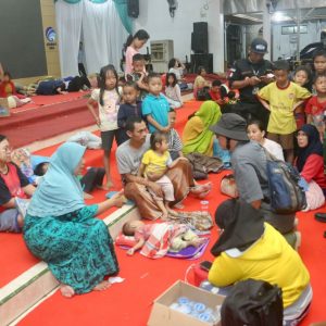 Korban terdampak banjir mengungsi di Rumah dinas Bupati OKU, dibuka juga dapur umum dan posko kesehatan. Kanalberita.id / Edo