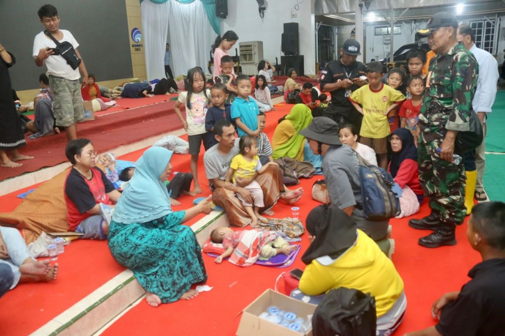 Korban terdampak banjir mengungsi di Rumah dinas Bupati OKU, dibuka juga dapur umum dan posko kesehatan. Kanalberita.id / Edo