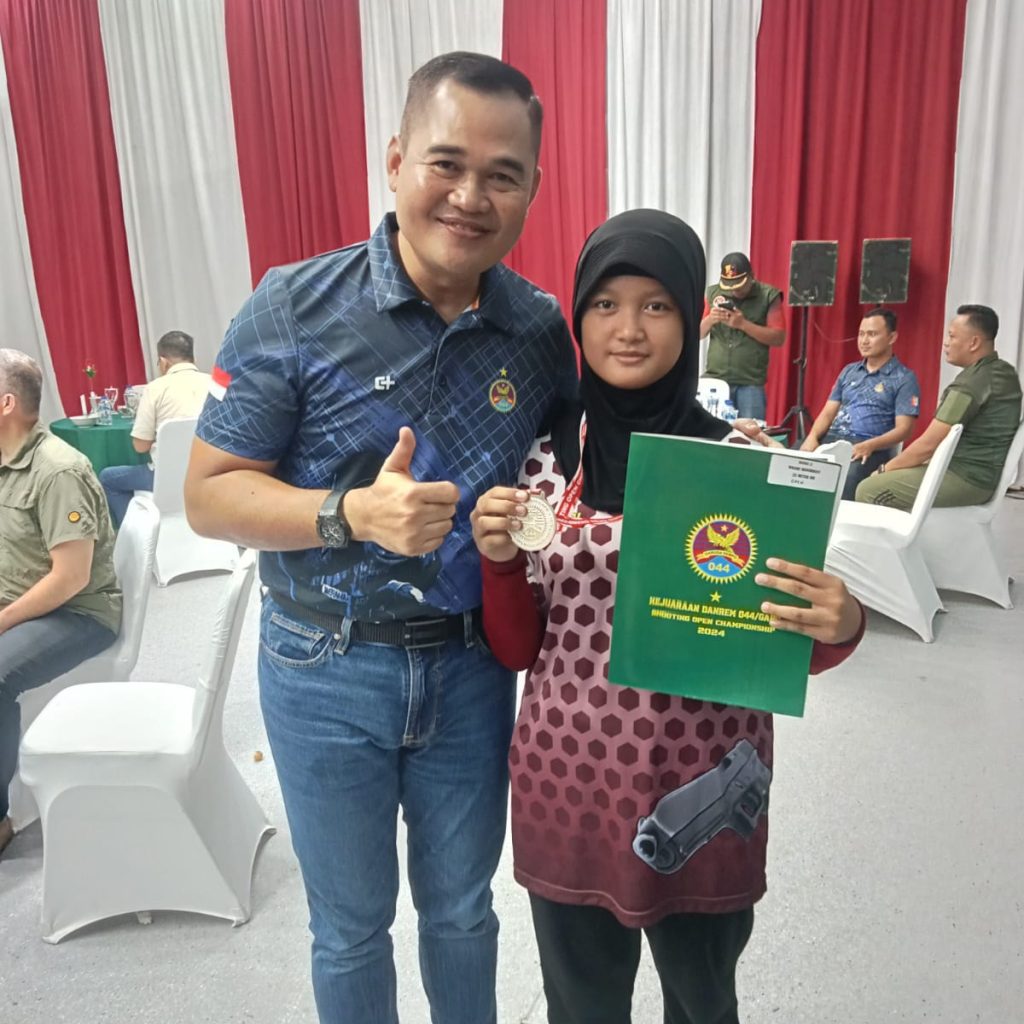 Ananda Nadya Ayu Damara (13) atlit kebanggan Kabupaten OKU meraih Juara II pada turnamen Danrem 044/Gapo Shooting Open Championship 2024. Foto dokumen Ananda Nadya