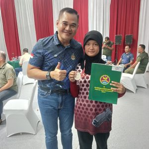 Ananda Nadya Ayu Damara (13) atlit kebanggan Kabupaten OKU meraih Juara II pada turnamen Danrem 044/Gapo Shooting Open Championship 2024. Foto dokumen Ananda Nadya