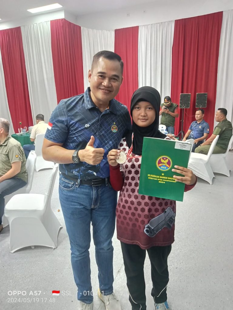 Ananda Nadya Ayu Damara (13) atlit kebanggan Kabupaten OKU meraih Juara II pada turnamen Danrem 044/Gapo Shooting Open Championship 2024. Foto dokumen Ananda Nadya