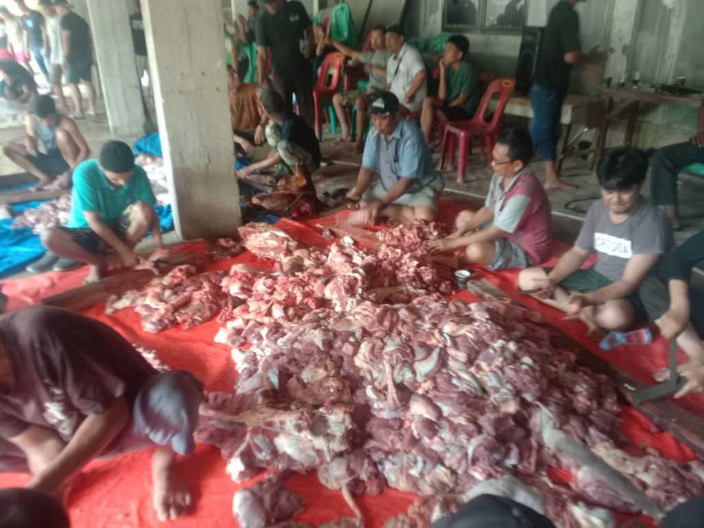 Suasana pemotongan hewan kurban di Mushola Karang Sari, Baturaja Timur. Kanalberita.id / Edo