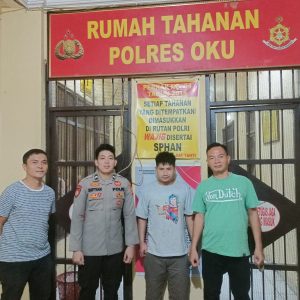 Pencuri besi plat baja saat diamankan polisi. Foto dokumen polisi