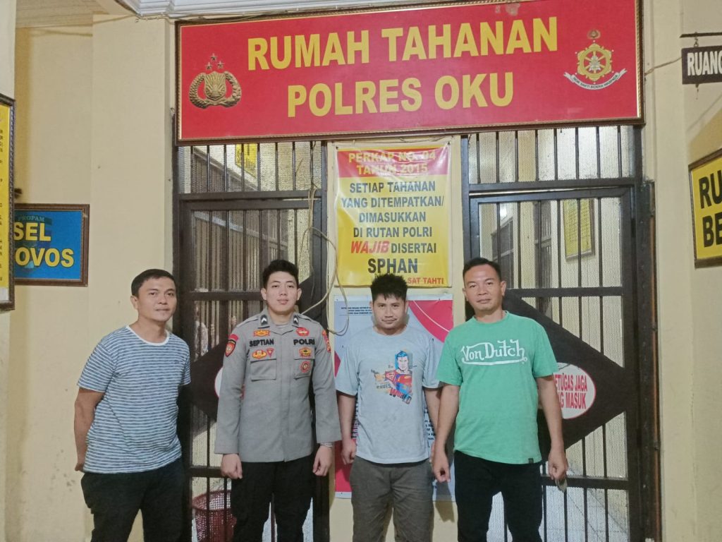 Pencuri besi plat baja saat diamankan polisi. Foto dokumen polisi