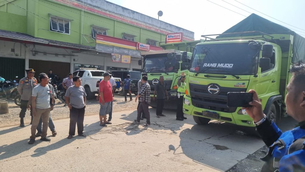 Mediasi antara warga dan pihak perwakilan transfortasi dan pengusaha difasilitasi polisi. foto dokumen polisi