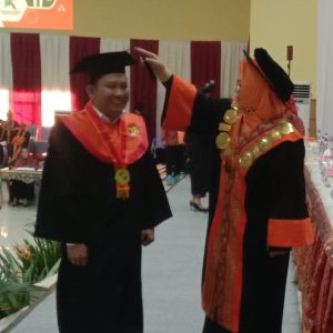 Rektor Unbara Ir Hj Lindawati MZ, MT saat melantik dan mewisuda 369 sarjana baru di Gedung Kesenian Baturaja, Rabu (24/7/2024). Kanalberita.id / Edo