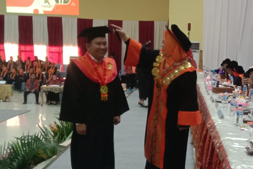 Rektor Unbara Ir Hj Lindawati MZ, MT saat melantik dan mewisuda 369 sarjana baru di Gedung Kesenian Baturaja, Rabu (24/7/2024). Kanalberita.id / Edo