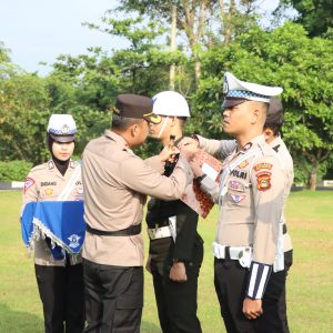 Kapolres OKU AKBP Imam Zamroni SIK MM bersama Pj Bupati OKU diwakili Sekda OKU H Dharmawan Irianto MM memeriksa pasukan apel gelar pasukan Pasukan Operasi Patuh Musi 2024 Polres Ogan Komering Ulu, Senin (15/7/2924). Kanalberita.id / Edo