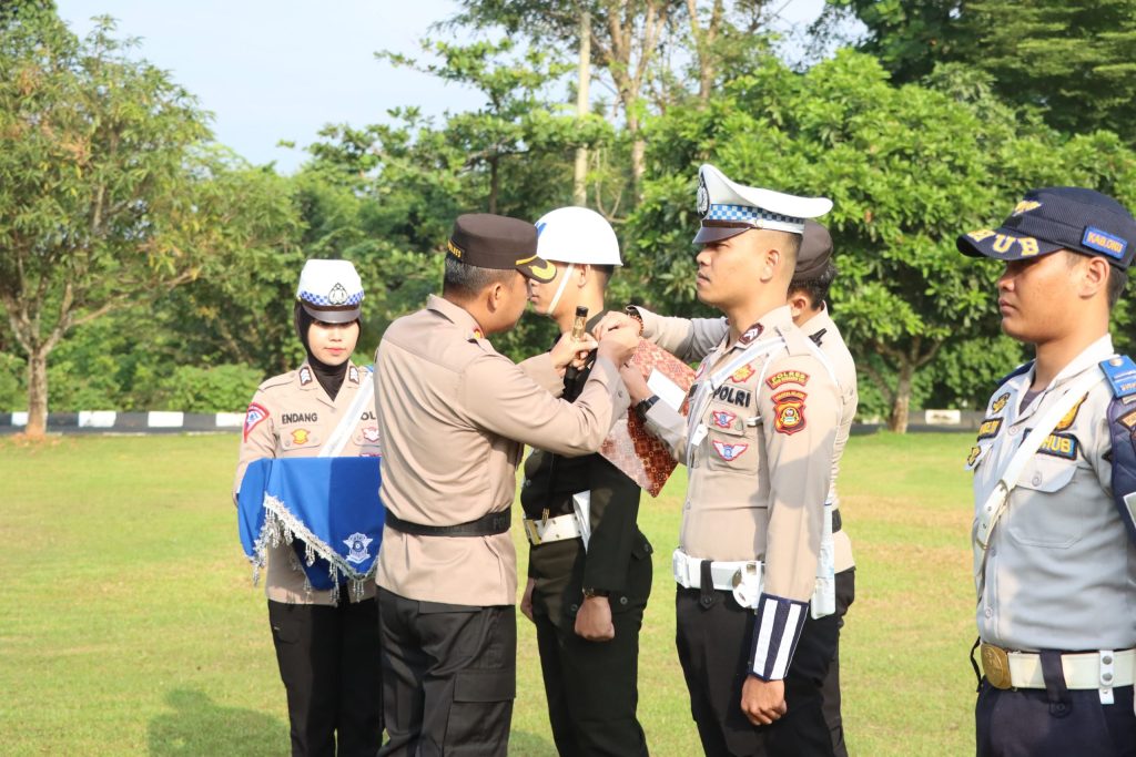 Kapolres OKU AKBP Imam Zamroni SIK MM bersama Pj Bupati OKU diwakili Sekda OKU H Dharmawan Irianto MM memeriksa pasukan apel gelar pasukan Pasukan Operasi Patuh Musi 2024 Polres Ogan Komering Ulu, Senin (15/7/2924). Kanalberita.id / Edo