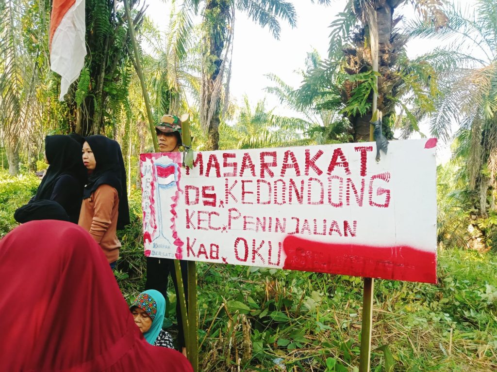 Ratusan warga Desa Kedondong Kecamatan Peninjauan Kabupaten OKU bertekad akan memeprtahankan kebun milik desa yang saat ini diklim oleh MMS.