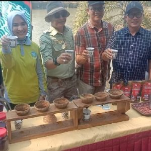 sekitar 3000 peserta ngopi serentak di tepian Sungai Ogan Kabupaten OKU Propinsi Sumatera Selatan. Kanalberita.id / Edo