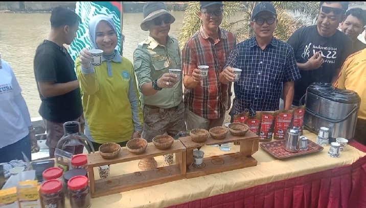 sekitar 3000 peserta ngopi serentak di tepian Sungai Ogan Kabupaten OKU Propinsi Sumatera Selatan. Kanalberita.id / Edo