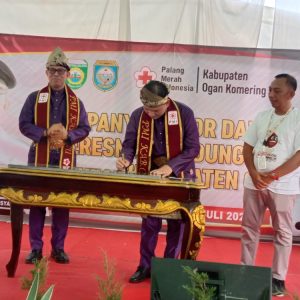 Pj Gubernur Sumsel Elen Setiadi SE MSE dan Pj Bupati OKU H Teddy Mielwansyah SSTP MM MPd saat meresemikan Gedung Palang Merah Indonesia (PMI) Kabupaten OKU Senin (29/7/2024). Kanalberita.id / Edo