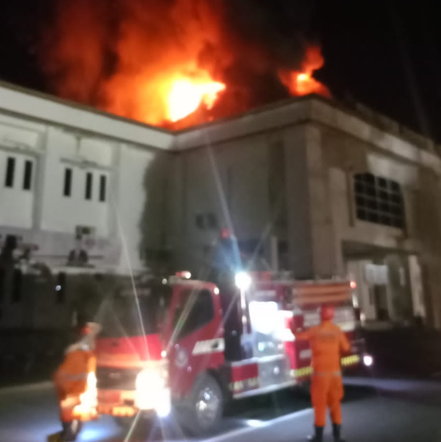 Personil Damkar berjibaku memadamkan kebakran di ruang kerjja bupati OKU. 12 Unit armada di datangkan ke lokasi kebakaran untuk memadamkan api. foto Kanalberita.id / Edo