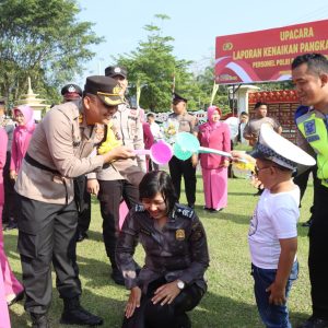 Upacara tradisi penyiraman kembang kepada personil yang naik pangkat yang diawali oleh Kapolres OKU AKBP Imam Zamroni SIK MH. didampingi Ketua Bhayangkari Cabang OKU. Foto dokumen polisi