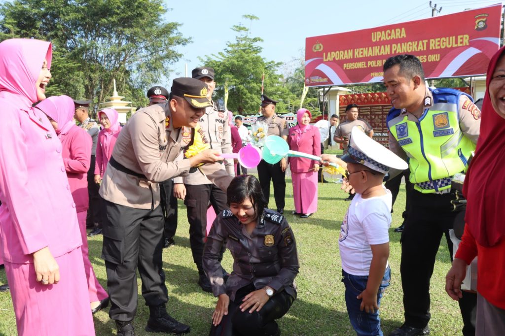 Upacara tradisi penyiraman kembang kepada personil yang naik pangkat yang diawali oleh Kapolres OKU AKBP Imam Zamroni SIK MH. didampingi Ketua Bhayangkari Cabang OKU. Foto dokumen polisi