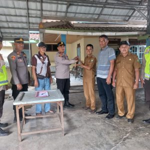 Warga didampingi Kepala Desa Batu Putih Kecamatan Baturaja Barat Kabupaten OKU menyerahkan senjata api (senpi) jenis kecepek ke polisi . foto dokumen polisi.