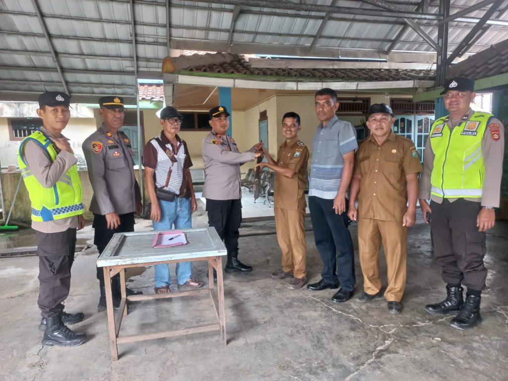 Warga didampingi Kepala Desa Batu Putih Kecamatan Baturaja Barat Kabupaten OKU menyerahkan senjata api (senpi) jenis kecepek ke polisi . foto dokumen polisi.