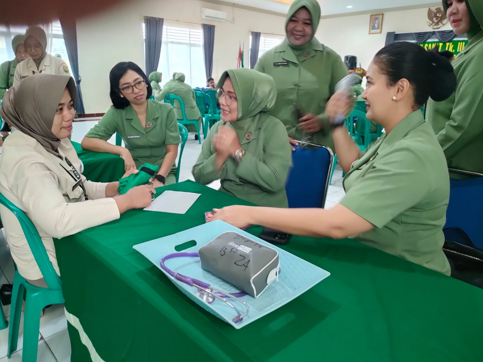 Ketua Persit KCK Sub Anak Ranting 6 Palembang Sub Rumkit Tk III dr Noesmir Baturaja Ny Agnes Rezky Girsang bersama Ketua Persit KCK Cabang XXXVIII Dim 0403/OKU Ny Maria Kartika Harri Feriawan Rumawatine pantau tes IVA dan pemeriksaan sadanis. foto dokumen Rumkit Tk III dr Noesmir Baturaja