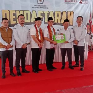 Pasangan H Teddy Meilwansyah SSTP MM MPd dan Ir H Marjito Bachri mendaftarkan diri ke KPU OKU sebagai calon bupati- wakil bupati 2024 dengan menggunakan kendaraan rakyat “Delman” yang ditarik kuda. Kanalberita.id / Edo