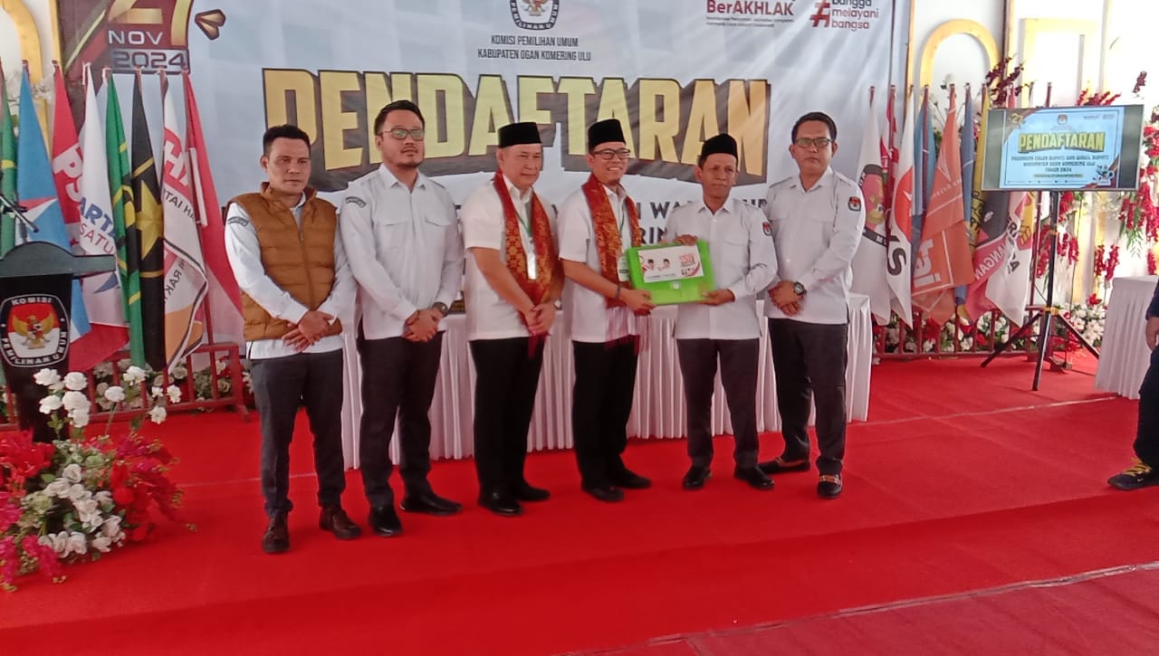 Pasangan H Teddy Meilwansyah SSTP MM MPd dan Ir H Marjito Bachri mendaftarkan diri ke KPU OKU sebagai calon bupati- wakil bupati 2024 dengan menggunakan kendaraan rakyat “Delman” yang ditarik kuda. Kanalberita.id / Edo