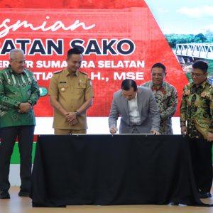 Gubernur Sumatera Selatan (Sumsel) Elen Setiadi meresmikan Jembatan Sako yang dimiliki oleh PT Semen Baturaja Tbk (SMBR). Foto dokumen Humas SMBR