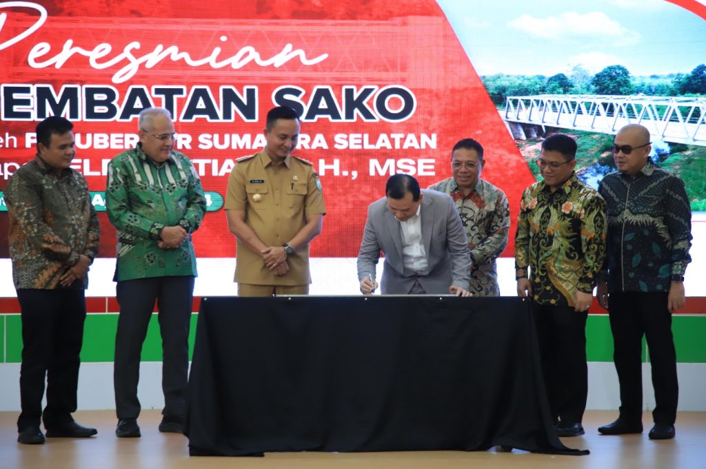 Gubernur Sumatera Selatan (Sumsel) Elen Setiadi meresmikan Jembatan Sako yang dimiliki oleh PT Semen Baturaja Tbk (SMBR). Foto dokumen Humas SMBR