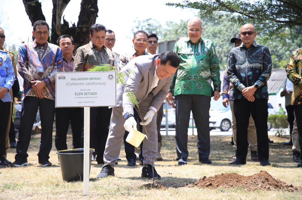 Penjabat (Pj) Gubernur Sumatera Selatan (Sumsel) Elen Setiadi menanam pohon Kalianmdra Merah dilingkungan PT Semen Baturaja Tbk (SMBR). Foto dokumen Humas SMBR