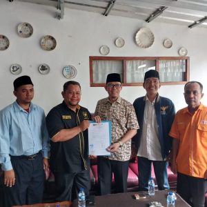 Ketua Partai Garuda Meilan Tommy menyerahkan Surat dukungan kepada paangan BERTAJI. Foto dokumen Partai Garuda