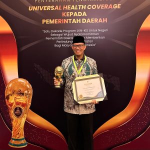 PJ Bupati OKU H Teddy Meilwansyah SSTP MM MPd menerima penghargaan Universal Healt Coverage (UHC) award dari Wakil Presiden RI KH Ma'ruf Amin. Foto dokumen Humas Pemkab OKU