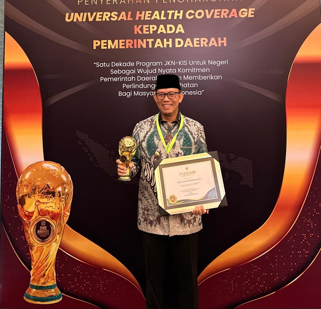 PJ Bupati OKU H Teddy Meilwansyah SSTP MM MPd menerima penghargaan Universal Healt Coverage (UHC) award dari Wakil Presiden RI KH Ma'ruf Amin. Foto dokumen Humas Pemkab OKU