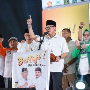 Pasangan balon bupati-wakil bupati OKU 2024 H Teddy Meilwansyah dan H Marjito Bachri berjalan kaki di tengah-tengah massa yang mengiringi ke GOR untuk deklarasi. Foto dokumen BERTAJI