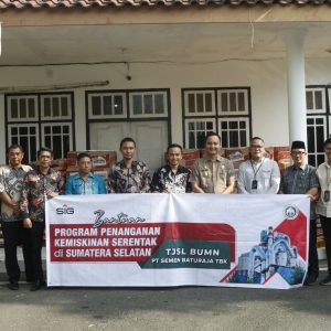 Senior Manager of Secretarial & Stakeholder Management SMBR Pramaja Gusnady menyerahkan bantuan paket sembako yang diterima Pj Bupati OKU Muhammad Iqbal Alisyahbana SSTP MM. foto dokumen SMBR