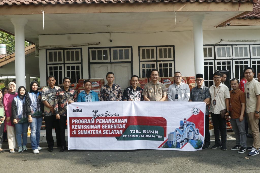 Senior Manager of Secretarial & Stakeholder Management SMBR Pramaja Gusnady menyerahkan bantuan paket sembako yang diterima Pj Bupati OKU Muhammad Iqbal Alisyahbana SSTP MM. foto dokumen SMBR