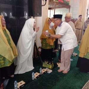 H Teddy Meilwansyah SSTP MM MPd saat bersilturahmi dnegan ibu-ibu pengajian Al-Hidayah di Masjid Islmic Center Baturaja. Kanalberita.id / Edo