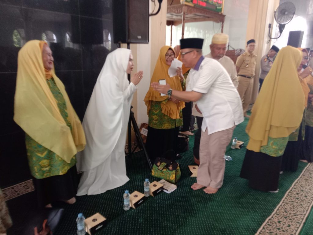 H Teddy Meilwansyah SSTP MM MPd saat bersilturahmi dnegan ibu-ibu pengajian Al-Hidayah di Masjid Islmic Center Baturaja. Kanalberita.id / Edo