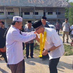 H Teddy Meilwansyah saat bersilturahmi dengan pimpinan Pondok Pesantren Darul Mubtadiin Blok B Desa Batumarta 1 Kecamatan Lubuk Raja. foto dokumen Tim BERAJI