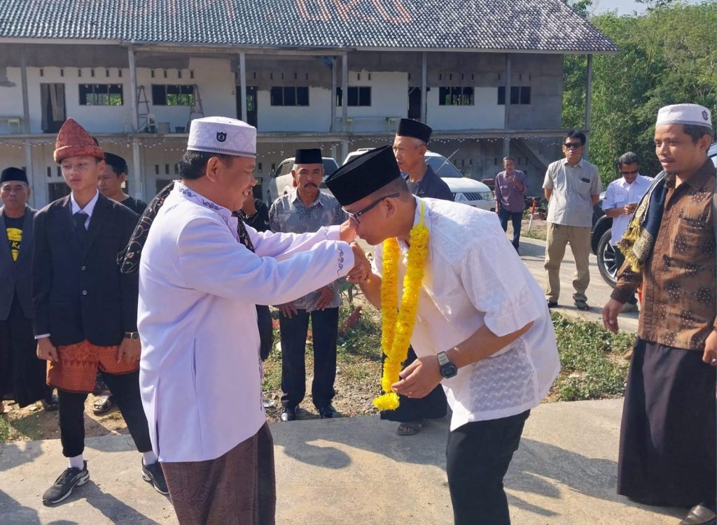 H Teddy Meilwansyah saat bersilturahmi dengan pimpinan Pondok Pesantren Darul Mubtadiin Blok B Desa Batumarta 1 Kecamatan Lubuk Raja. foto dokumen Tim BERAJI