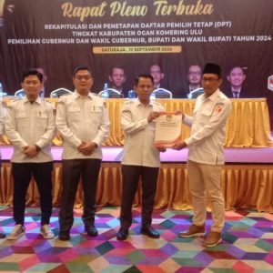 KPU OKU menyerahkan berita acara rekapitilasi dan penetapan DPT (Daftar Pemilih Tetap ) tingkat Kabupaten Ogan Komering Ulu pemilihan gubernur dan wakil gubernur , bupati dan wakil pada Tahun 2024 kepada Ketua Bawaslu OKU Yudi Risandi SSos MSi. Kanalberita.id / Edo