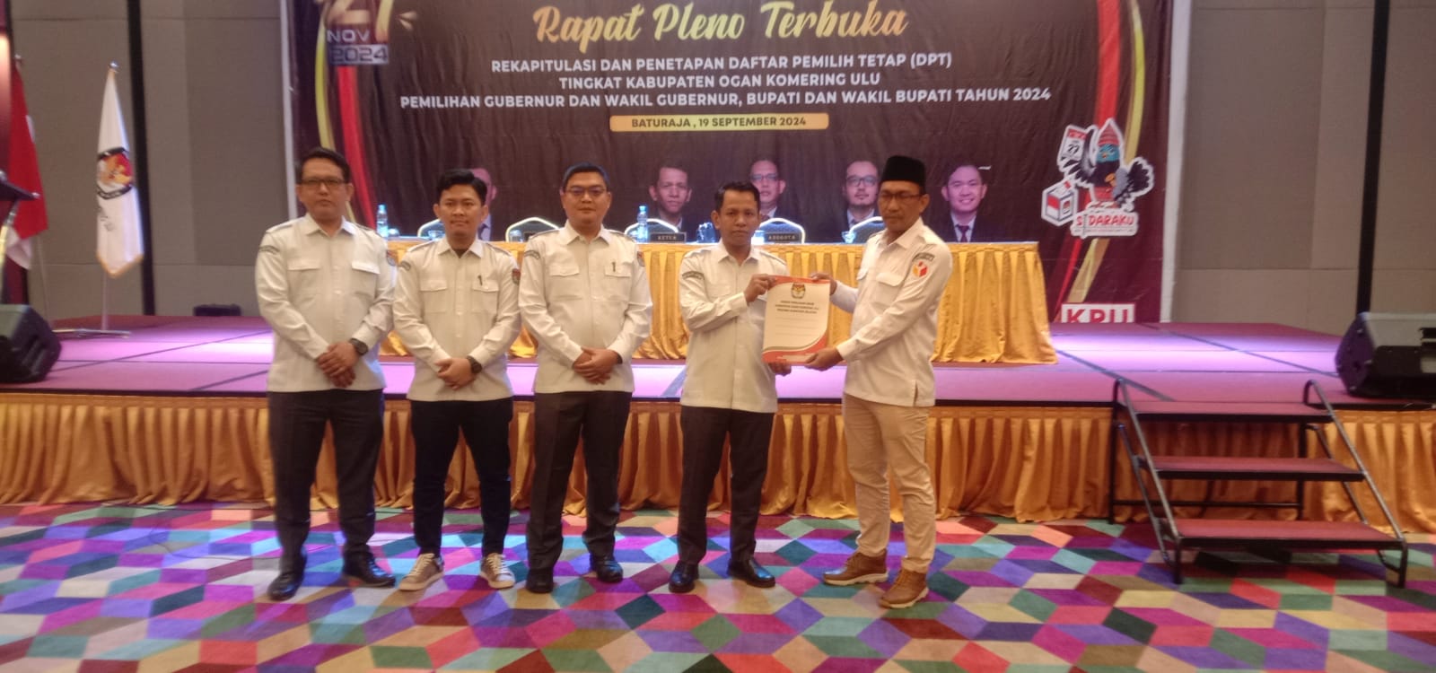 KPU OKU menyerahkan berita acara rekapitilasi dan penetapan DPT (Daftar Pemilih Tetap ) tingkat Kabupaten Ogan Komering Ulu pemilihan gubernur dan wakil gubernur , bupati dan wakil pada Tahun 2024 kepada Ketua Bawaslu OKU Yudi Risandi SSos MSi. Kanalberita.id / Edo