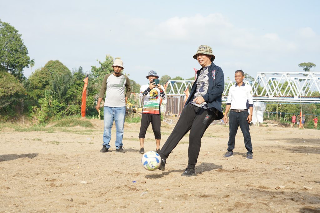 Ketua PSSI OKU HTeddy Meilwansyah Buka Mini Soccer Cup Bonjer 2024. foto dokumen Tim Bertaji.