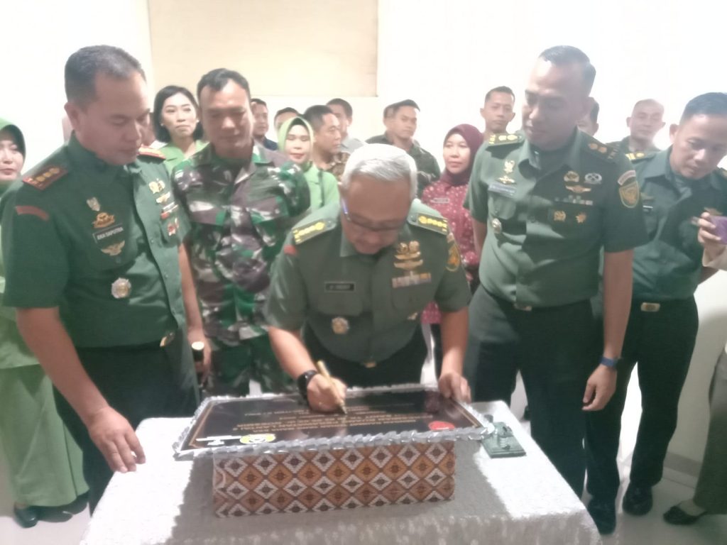 Peresemian ditandai dengan penanda-tanganan prasasti oleh Kakesdam II / Sriwijaya Kolonel CKM dr Gaguk Prasetyo, Danden Kesya 020404 Palembang Letkol CKM Eka Saputra SKM MKes dan Karumkit Tk III 02.06.02 dr Noesmir Baturaja, Mayor CKM dr Rezky Sagita Girsang, Sp.B, Mked, Klin. Foto Kanalberita.id / Edo