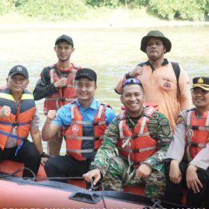 TNI bersama Pemkab OKU turun ke Sungai Ogan untuk memebrsihkan sampah. foto dokumen Prokopim.