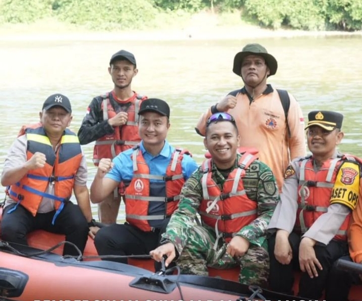 TNI bersama Pemkab OKU turun ke Sungai Ogan untuk memebrsihkan sampah. foto dokumen Prokopim.